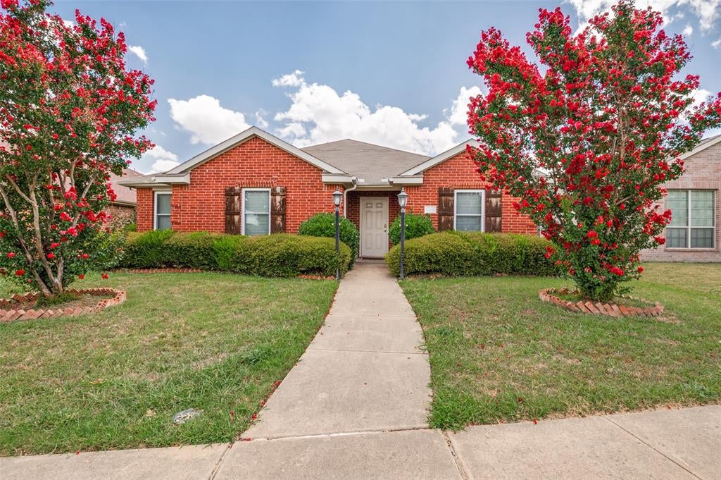 Photo of 800 Canyon Place, DeSoto, TX 75115 (MLS # 21320774)
