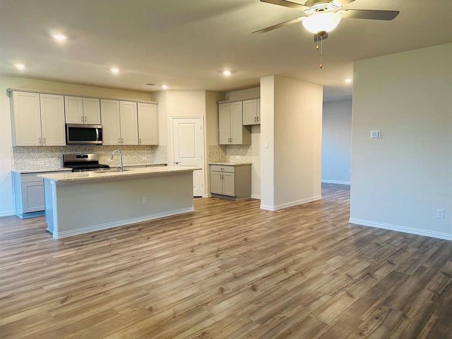 3 car garage in a great community. 4 bedroom one story home is ready for new tenant to move in.