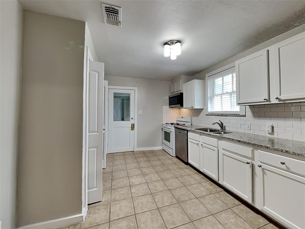 Ross Ave Annex 01 - Residential Lease