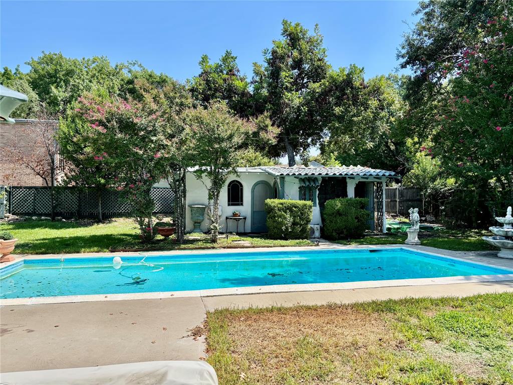 5338 W University Boulevard