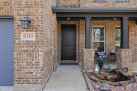 Photo of 1316 Realoaks Drive, Fort Worth, TX 76131 (MLS # 21389082)