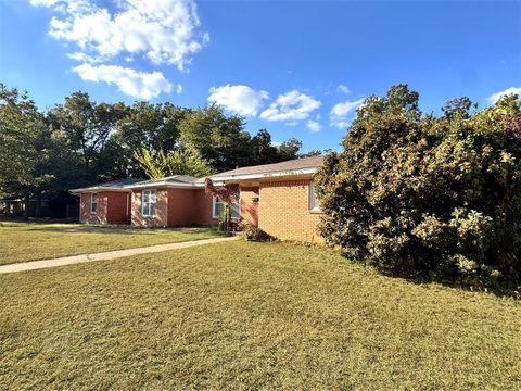 Photo of 6825 Jewell Avenue, Fort Worth, TX 76112 (MLS # 21094203)