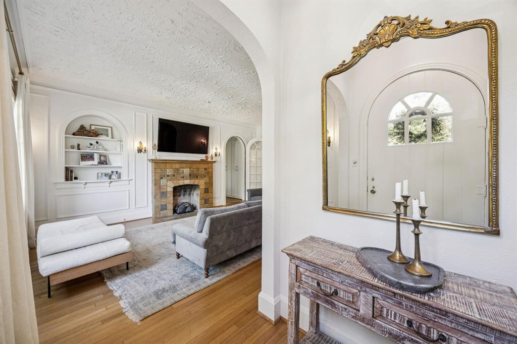 6006 Mercedes Avenue