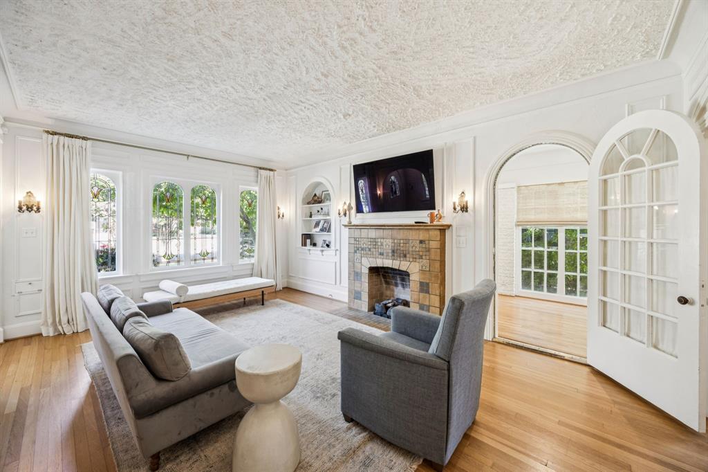 6006 Mercedes Avenue