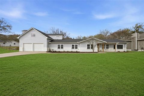 Photo of 1234 Kiowa Drive W, Lake Kiowa, TX 76240 (MLS # 21187630)