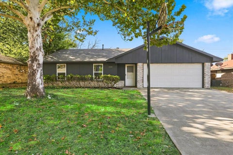 Photo of 104 Stephen Drive, Sanger, TX 76266 (MLS # 21364552)