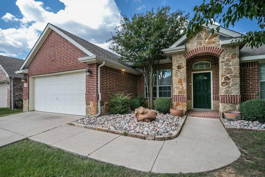 Property occupied by Airbnb guest***

JUST IN TIME FOR THE WORLD CUP!!! Feast your eyes on a turn key midterm rental that's ready to be added to your investment portfolio!!! This property is nestled in the gated community of Foxwood Glen and features 4 beds, 2 full baths and a large media room to entertain your longterm guests or tenants. Easy access to I-20 offers quick trips to entertainment and sports venues like Fort Worth, ATT Stadium and Globe Life Field.
