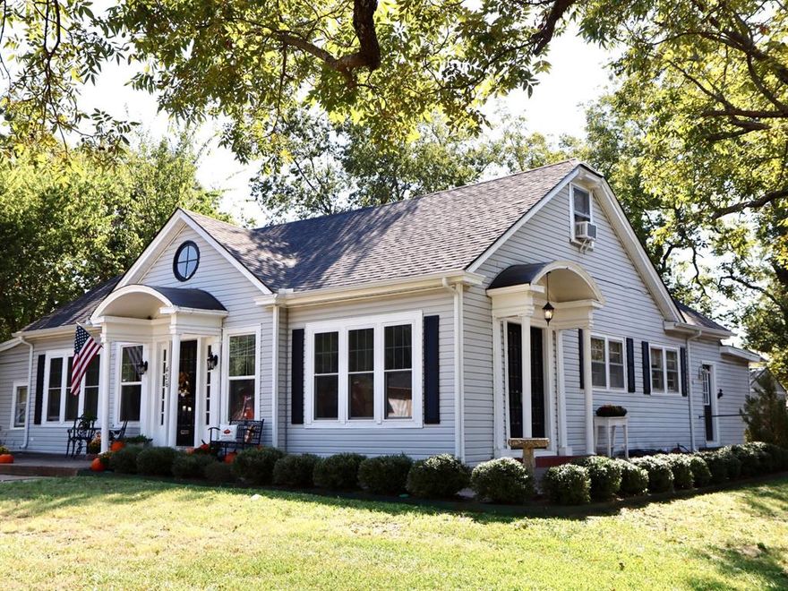 MOTIVATED SELLER! Priced $50K BELOW APPRAISAL!
Appraised for $366k in July 2025! Have Automatic Equity with this purchase! Charming
single-family home built in 1930. This historic property features 4 bedrooms, 3 and half baths, 2
living areas, 2 dining areas and a flex space that can be used as an office or anything you
want it to be. All of this on a spacious treed lot with a wooden deck in the back and a wrap
around porch in the front. Located in sought after West Sherman only a few blocks from
Fairview Park Complex, 1 mile from HWY 75 and a 30 minute drive to the metroplex! It has
many original features: High Baseboards and Ceilings, Original French Doors, Crown
Molding, and Hardwood Floors. Recent updates include: New Granite or Tile in All Bathrooms
and Kitchen, Foundation Leveling, New Roof, New Front Windows, New Wooden Fence,
New Decorative Lighting. Come see the charm of the past updated for modern convenience.
This house is one-of-a kind! New Washer and Dryer included.