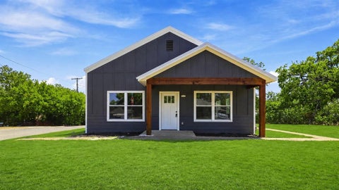 Photo of 214 D Street, Whitesboro, TX 76273 (MLS # 21358592)