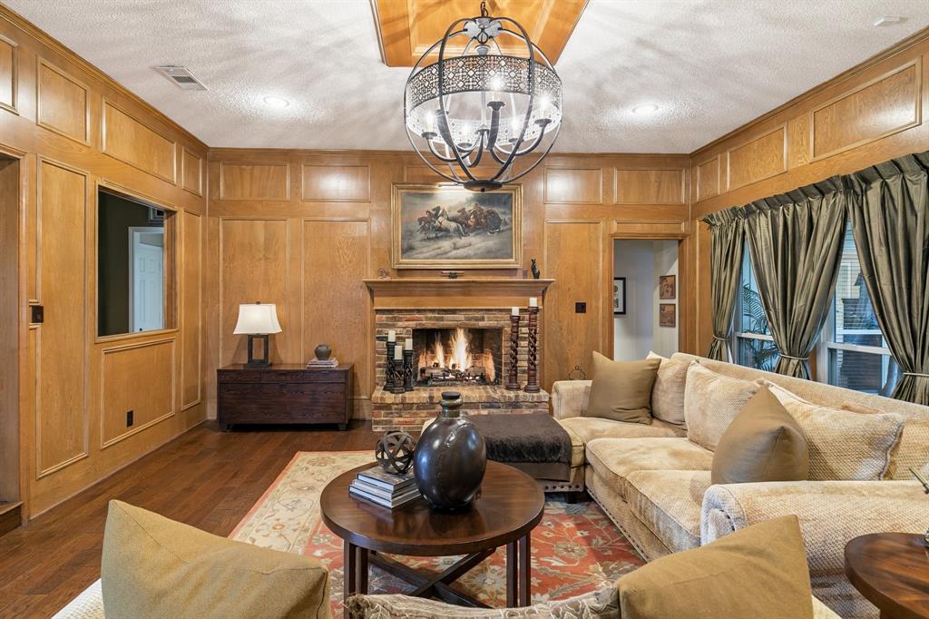 10019 Hickory Crossing