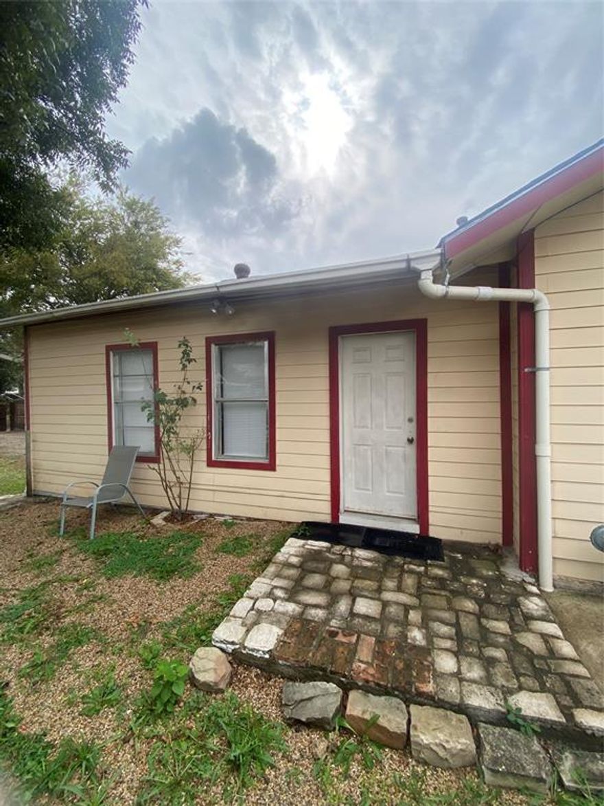 ALL BILLS PAID!! Located just 2 minutes from I-30. Near major shopping and downtown Dallas. This is an apartment attached to the main house with its own private entrance on the back side of the house.
