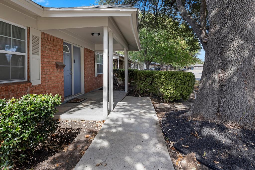 Photo of 2712 Larkin Avenue Ave, Fort Worth, TX 76133 (MLS # 21393121)