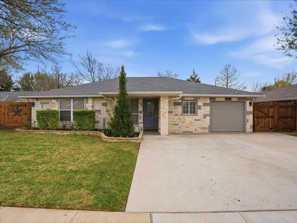 Photo of 2324 Cripple Creek Drive, Arlington, TX 76014 (MLS # 21208964)