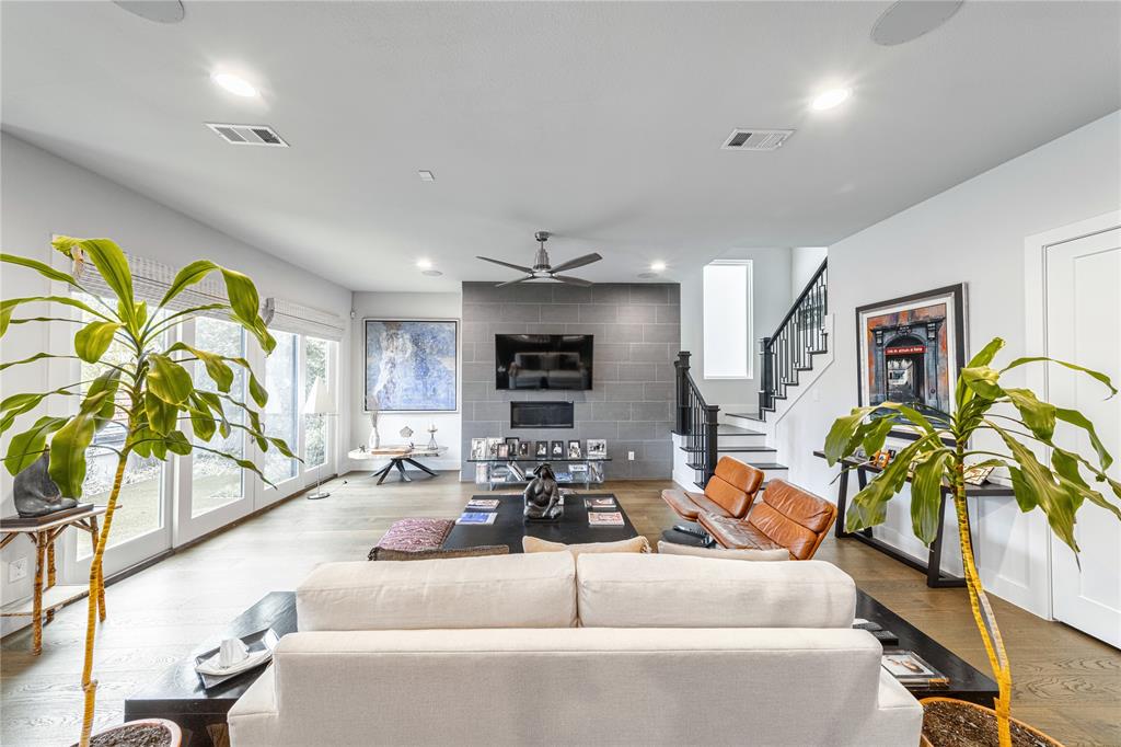 Thirty One Dallas Square #2 - Residential