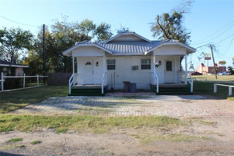 1909 Sycamore Street Commerce TX 75428