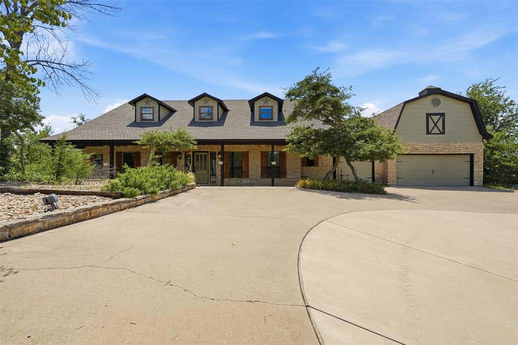 Photo of 813 Remuda Drive, Fort Worth, TX 76108 (MLS # 21349872)