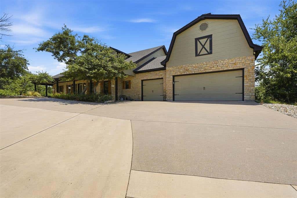 Photo of 813 Remuda Drive, Fort Worth, TX 76108 (MLS # 21349872)