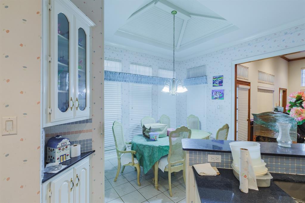 909 Place Louie