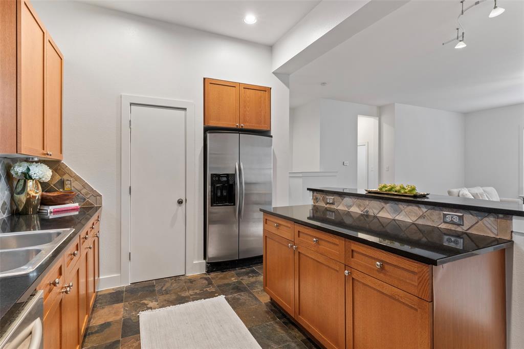 Carreras Twnhms Condos - Residential