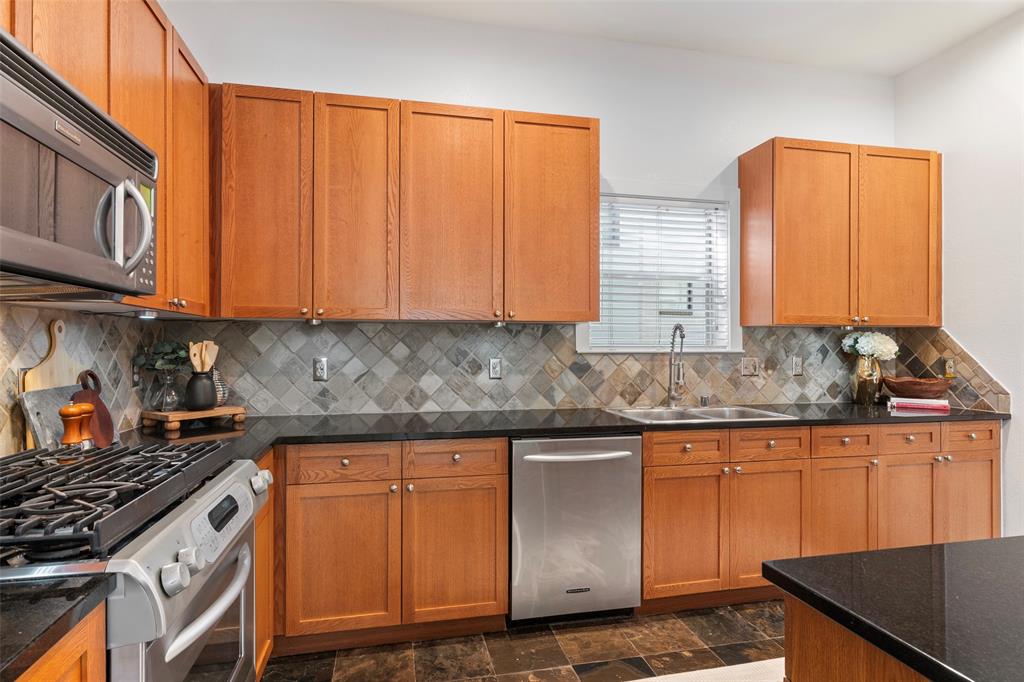 Carreras Twnhms Condos - Residential