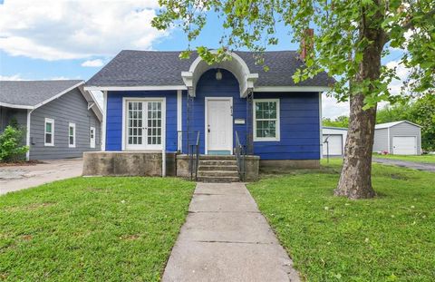 Photo of 814 N Walnut Street, Sherman, TX 75090 (MLS # 21224693)