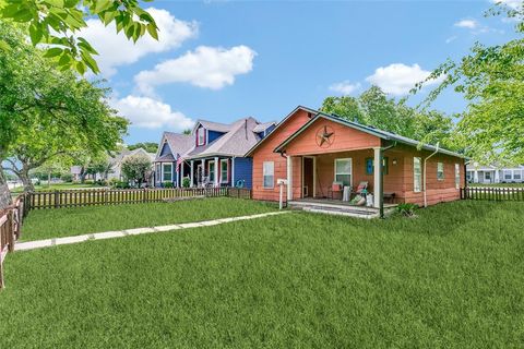 Photo of 612 E Wall Street, Grapevine, TX 76051 (MLS # 21233814)