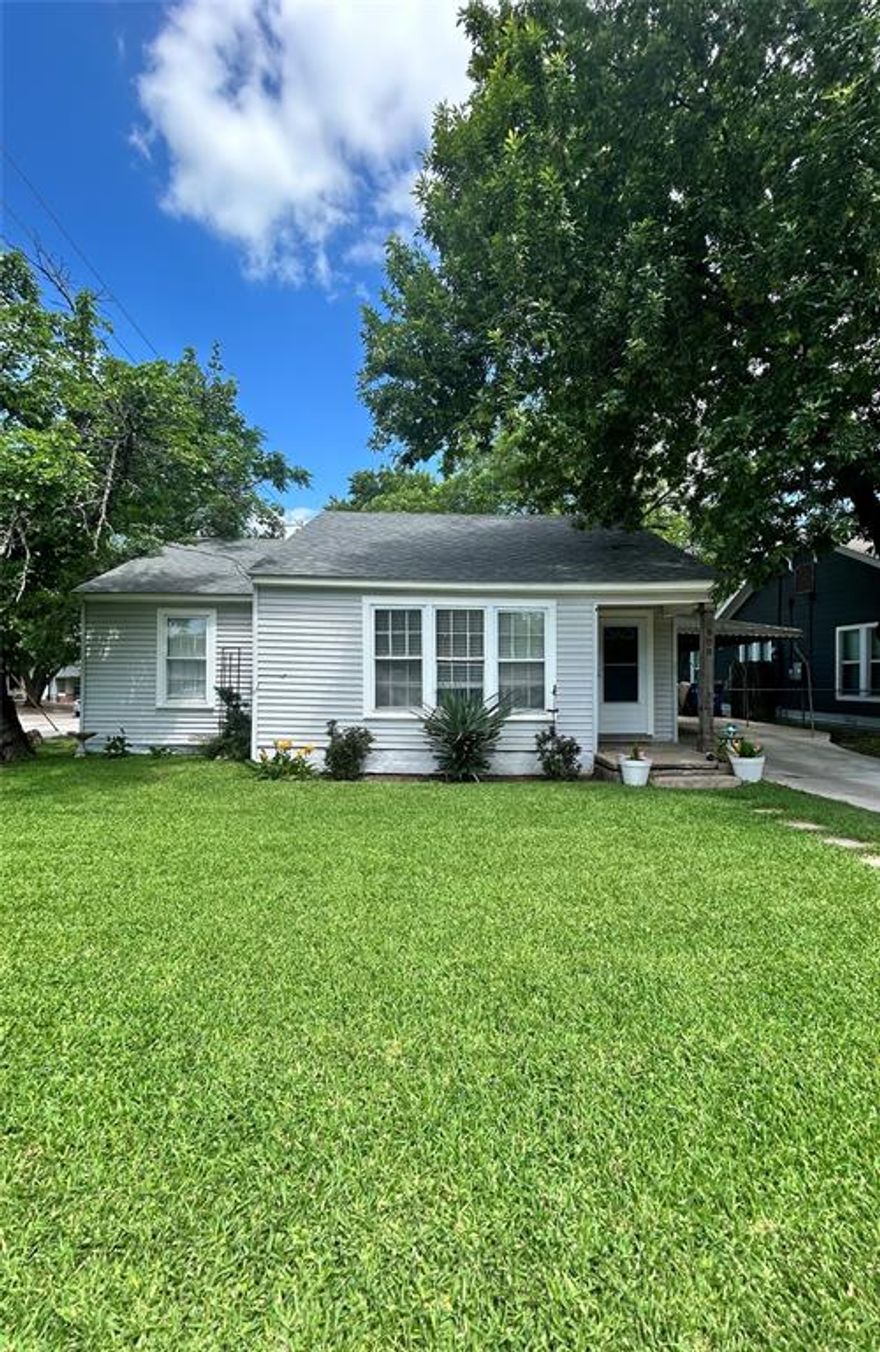 Corner-lot opportunity within walking distance to the city park and Austin Elementary. This 2-bedroom, 1-bath home offers great location with a functional layout and a well-kept yard. Perfect starter home or someone looking to downsize!
