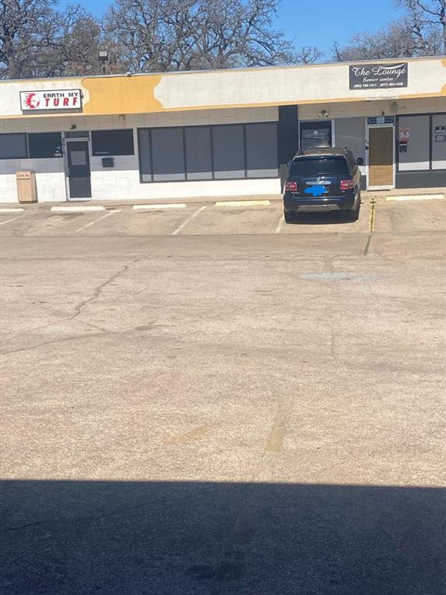 Excellent retail location bring your idea, rent $1200 including NNN