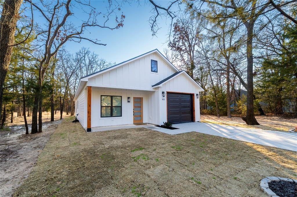 Photo 1 of 21 — 921 Hillburn Drive, West Tawakoni, TX 75474