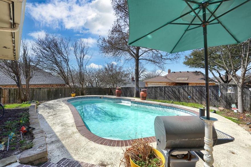 SELLER OFFERING $10,000 IN CONCESSIONS Welcome to your dream home near Lake Ray Hubbard! This stunning one-story residence features 3 spacious bedrooms and 2 modern bathrooms, perfectly blending comfort and style. Step inside to discover newly updated kitchen along with entryway flooring that create a fresh, inviting atmosphere from the moment you arrive.
The updated kitchen boasting sleek countertops and modern finishes making it perfect for both functional and stylish for everyday living or entertaining guests. Relax in the luxurious master bathroom, complete with a soaking bathtub and a rainfall shower—your private spa retreat.
Enjoy sunny days in your sparkling swimming pool, ideal for gatherings or quiet afternoons. Located just across the neighborhood from the nearest boating dock, this home offers easy access to lake adventures and scenic views. Minutes away from downtown Rockwall with shopping and restaurants.
Don’t miss this exceptional opportunity to live in a quiet and vibrant community with all the amenities you desire. Schedule your tour today and see all this beautiful home has to offer!