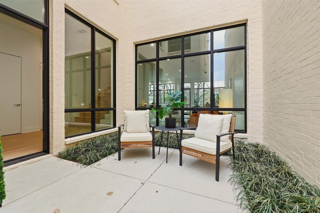 610 N Oak Cliff Boulevard 305