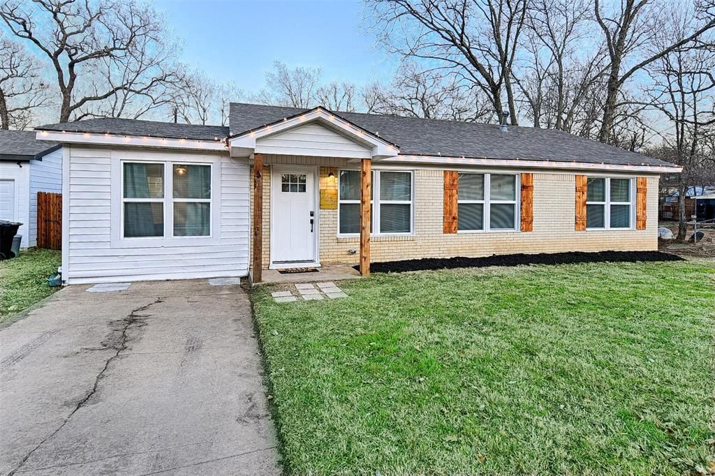 Photo of 1201 Ridgewood Road, Denison, TX 75020 (MLS # 21268441)