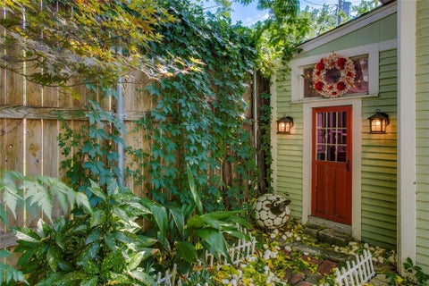 Tiny photo for 105 S Winnetka Avenue, Dallas, TX 75208 (MLS # 21392762)