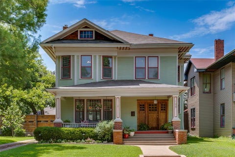 Photo of 105 S Winnetka Avenue, Dallas, TX 75208 (MLS # 21392762)