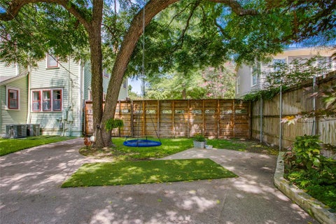 Tiny photo for 105 S Winnetka Avenue, Dallas, TX 75208 (MLS # 21392762)
