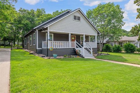 Photo of 2832 Forest Avenue, Fort Worth, TX 76112 (MLS # 21101617)