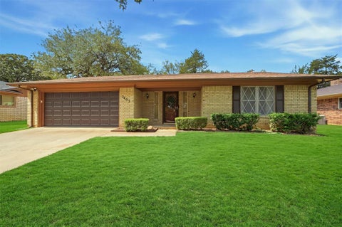 Photo of 2403 Caprice Avenue, Denison, TX 75020 (MLS # 21392639)