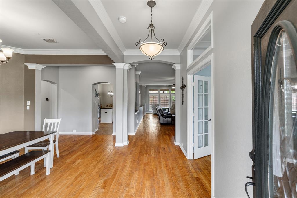 1229 Queen Peggy Lane