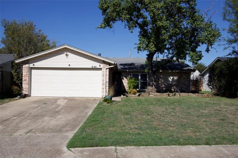 Photo of 626 Thornwood Trail, Grand Prairie, TX 75052 (MLS # 21419424)