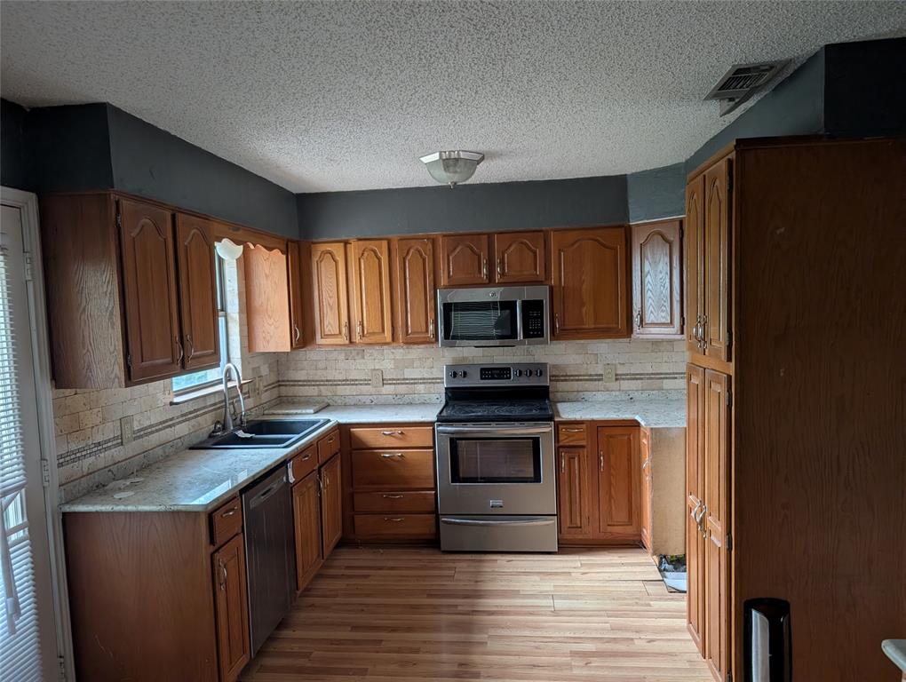 Photo 1 of 12 — 111 Holiday Drive, Gun Barrel City, TX 75156