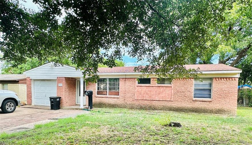 This recently refreshed property boasts a new coat of paint and a fantastic location right off 635 and La Prada. It features three spacious bedrooms and one and a half well-appointed bathrooms. The patio is ideal for memorable family gatherings and outdoor entertaining.