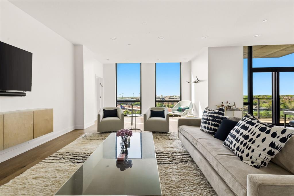 5656 N Central Expressway 801