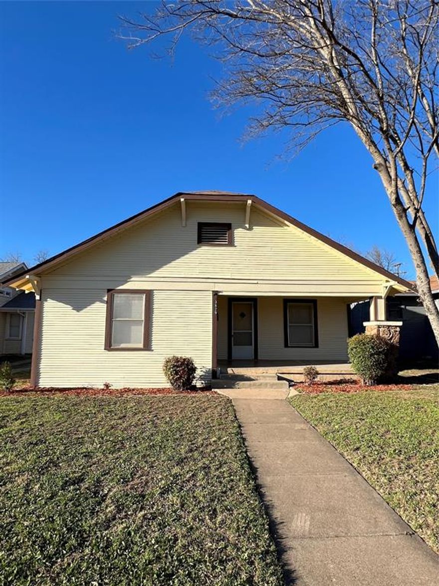 First time homebuyer or INVESTMENT PROPERTY OPPORTUNITY.  Home has been leased for 6 months. NEW ROOF, EXTERIOR & INTERIOR PAINT, NEW CARPET, NEW LANDSCAPING, CLEAN!!! 2 CAR DETACHED GARAGE, LARGE YARD!!! 2 or 3 BEDROOMS, 1 JACK & JILL BATHROOM, perfect valuable addition to your investment portfolio. Conveniently located near major freeways 121, I-30, 820, downtown Fort Worth, Texas Wesleyan University, Near South Side, Hospital District, Gateway Park and the Trinity River Walking and Biking Trails! 
Seller is ready to get this home sold. Excludes Minerals. See Private Remarks for additional important information.