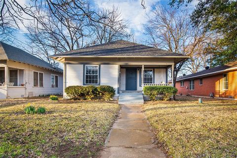 Photo of 607 E Main Street, Whitesboro, TX 76273 (MLS # 21193113)