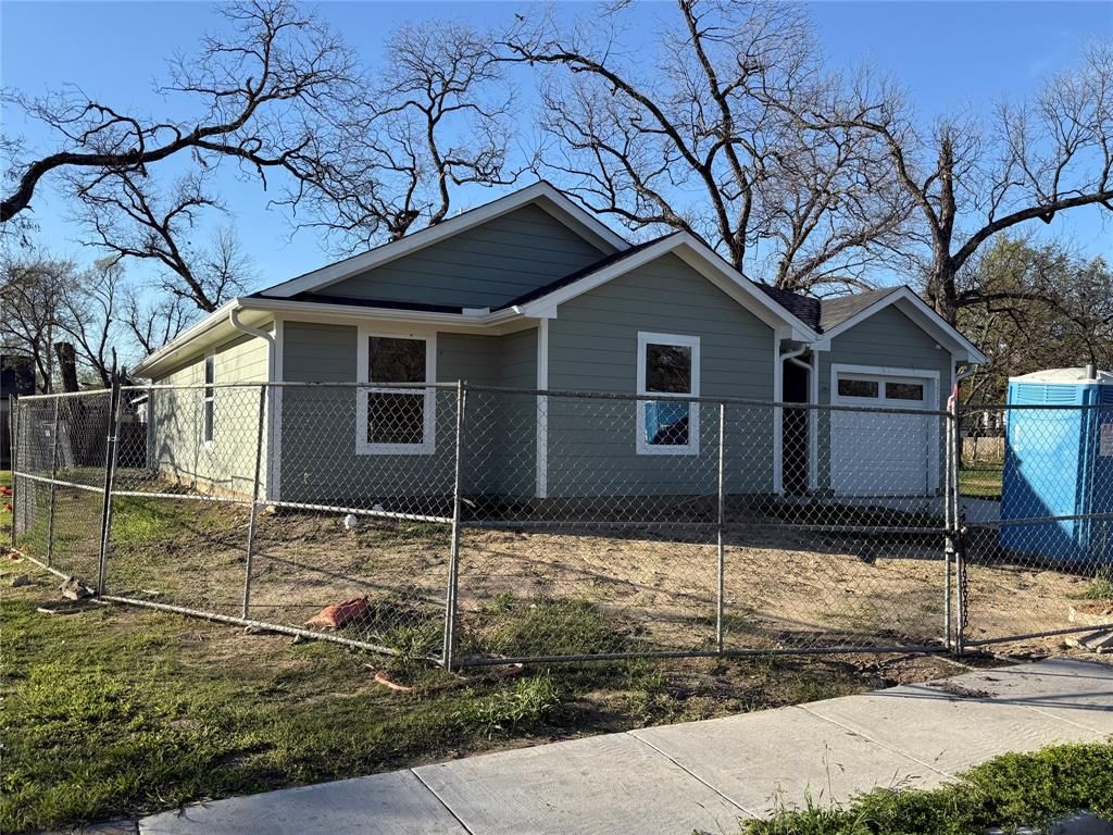 Photo of 3517 Metroplitan Avenue, Dallas, TX 75210 (MLS # 21215537)