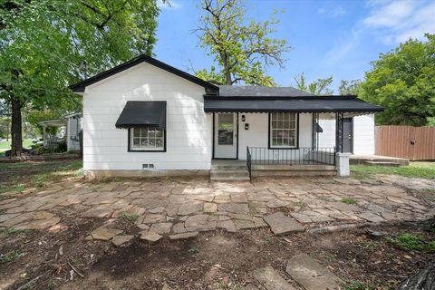 Photo of 3837B Earl Street, Fort Worth, TX 76111 (MLS # 21092587)