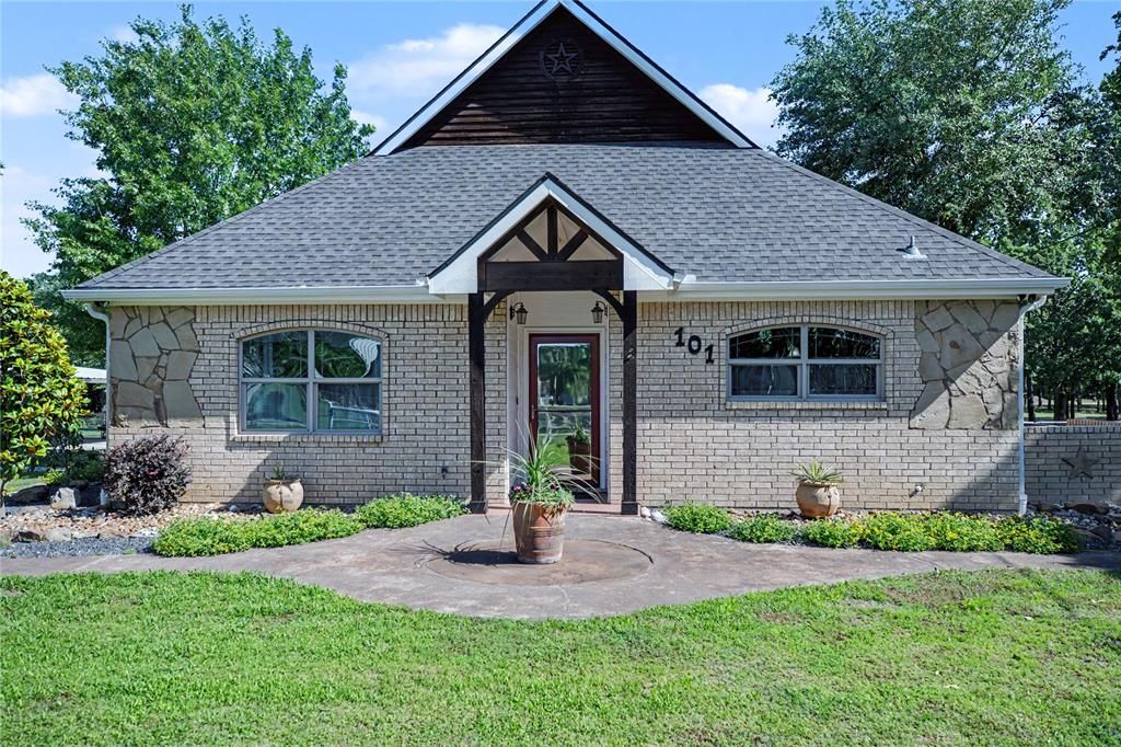 Photo of 101 Friendship Circle, West Tawakoni, TX 75474 (MLS # 21268882)