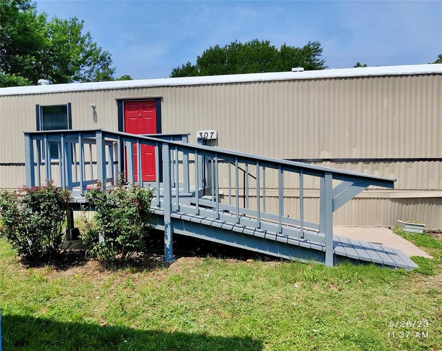 3-2 Cute manufactured home, fully remodeled on a .107 acre lot. Very spacious home with open floor plan. Split bedrooms for privacy. Great for entertaining. Quiet neighborhood! Pets considered on case by case basis.