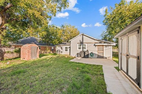 Tiny photo for 528 Elm Street, Paradise, TX 76073 (MLS # 21088555)