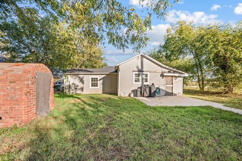Tiny photo for 528 Elm Street, Paradise, TX 76073 (MLS # 21088555)